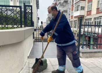 Sokakları süpürürken 500 bin lira buldu