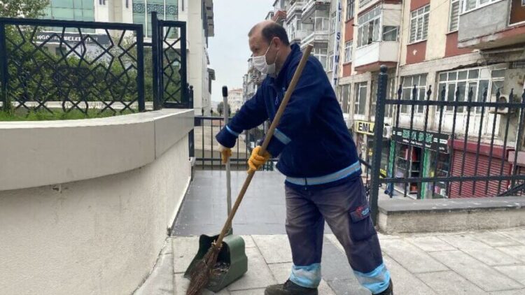 Sokakları süpürürken 500 bin lira buldu