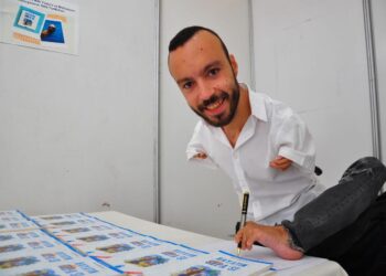6 ayda ayağıyla kitap yazdı