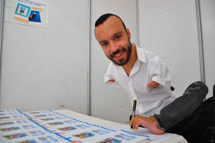 6 ayda ayağıyla kitap yazdı