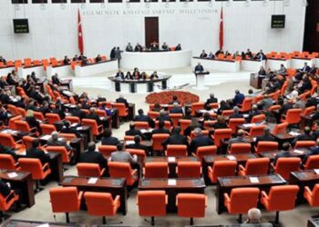 ‘Birden fazla maaş alan bürokratlar engellensin’ teklifi AKP ve MHP oylarıyla reddedildi