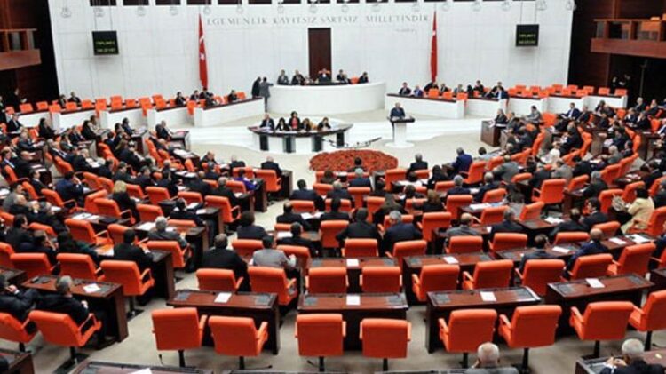 ‘Birden fazla maaş alan bürokratlar engellensin’ teklifi AKP ve MHP oylarıyla reddedildi