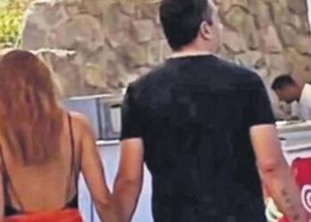 Ünlü sunucu, programına davet ettiği doktorla el ele görüntülendi