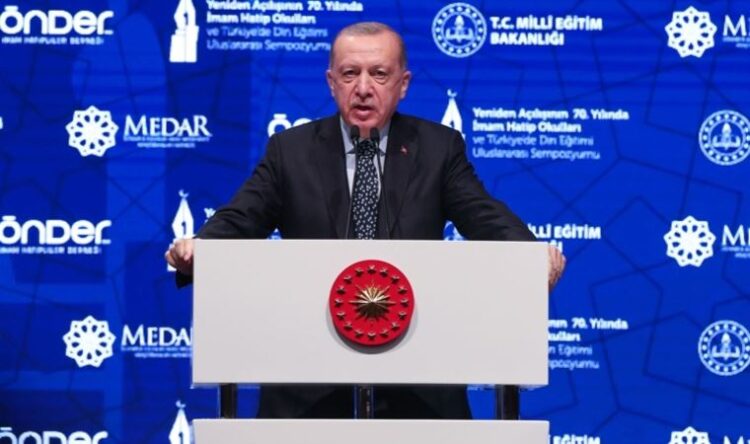 Erdoğan: “Dinsiz, ucube nesiller isteyenler…”