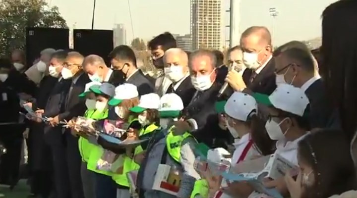 Erdoğan ile küçük çocuk arasında kurdele krizi: ‘Eyvaaah’