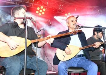 Sanatçı belediye başkanı sazın sesini duyunca kendisini sahneye attı