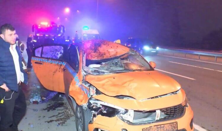 Eyüpsultan’da taksi ata çarptı; At öldü, 2 kişi yaralandı