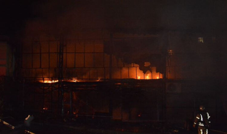 Küçükçekmece’de lokalde korkutan yangın