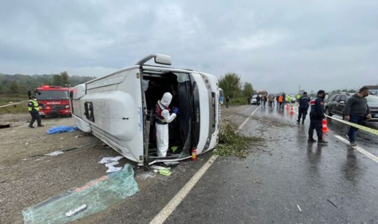 MHP’lileri taşıyan midibüs devrildi: Ölü ve yaralılar var