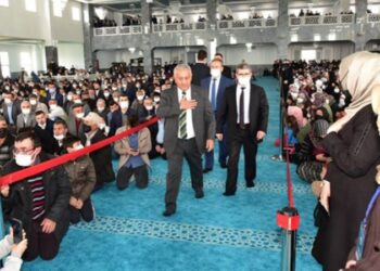 Camide protokol yolu: Kırmızı şeritlerin arasından yürüdüler