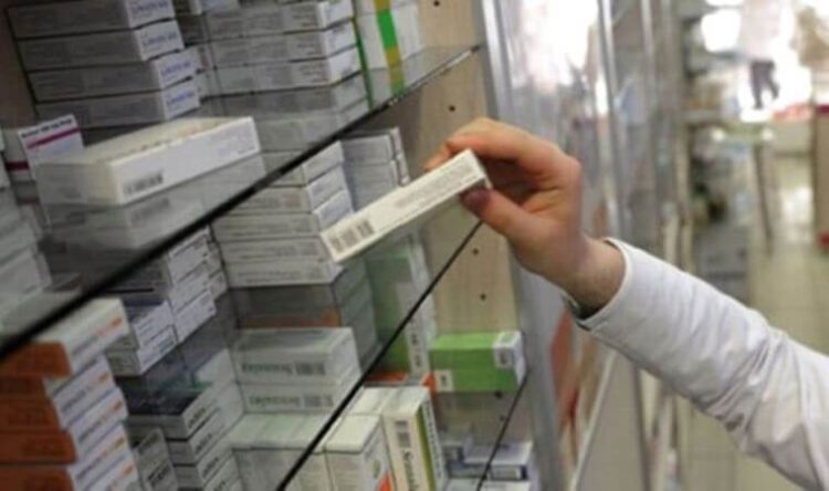 Eczanelerde kriz: Hastalar kapı kapı ilaç arıyor