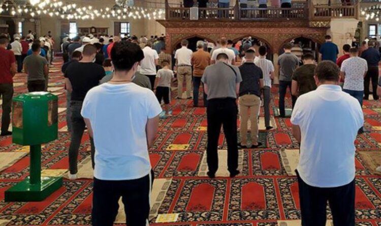 İmam ile müezzinler birbirine girdi