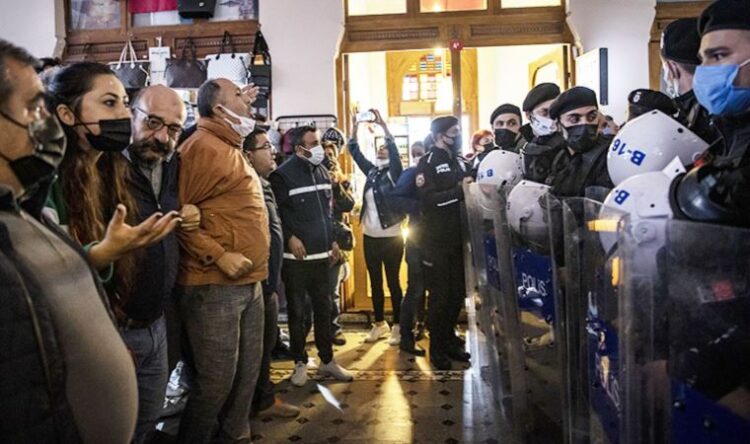 TÜGVA İBB’ye geçen mekandan çıkmadı, arbede çıktı