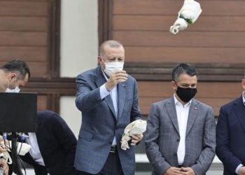 Sınıfta çay fırlatan öğrencilere tutanak