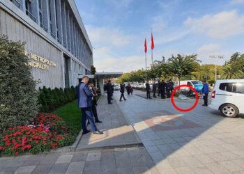 İBB kapısının önüne ölü köpek bırakıldı