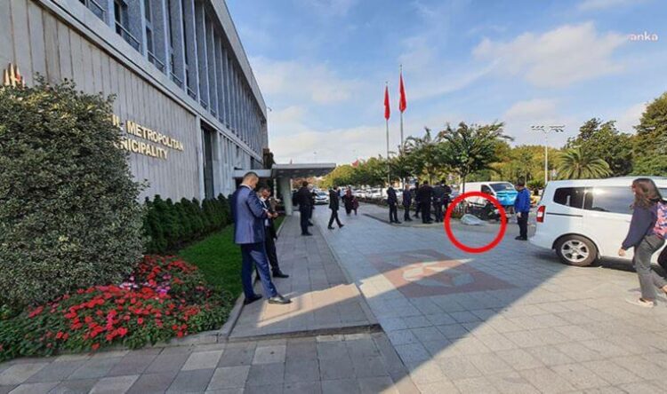 İBB kapısının önüne ölü köpek bırakıldı