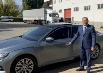 ‘Halka hizmet’ diyerek lüks makam aracını paylaştı