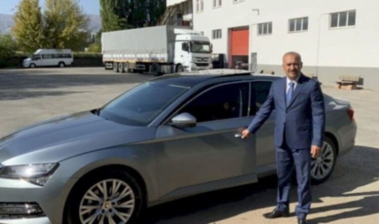 ‘Halka hizmet’ diyerek lüks makam aracını paylaştı
