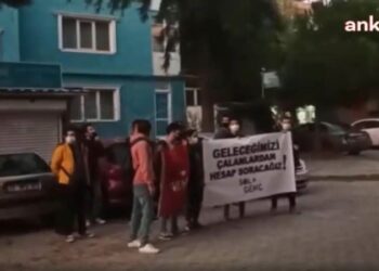 Öğrencilerden TÜGVA önünde protesto