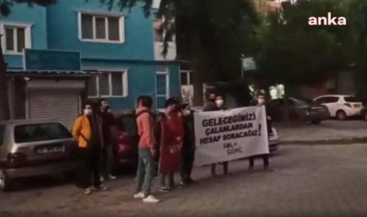 Öğrencilerden TÜGVA önünde protesto