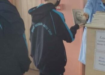 Öğrencilere Erdoğan’ın kitabı dağıtıldı