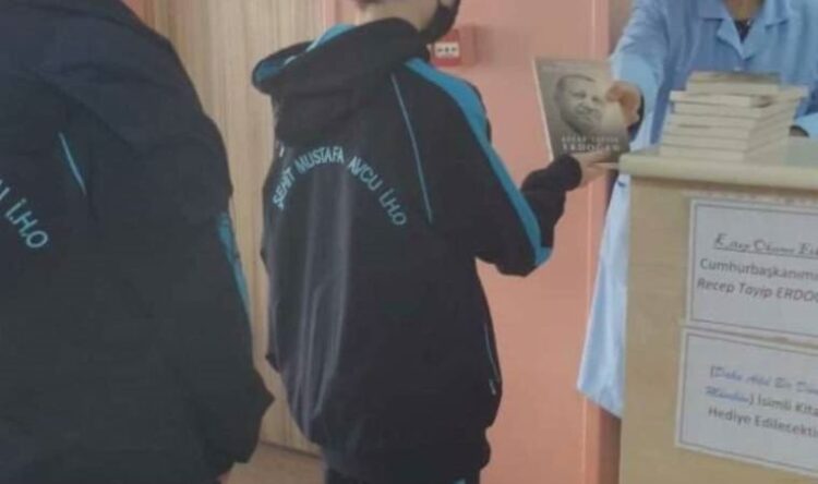 Öğrencilere Erdoğan’ın kitabı dağıtıldı