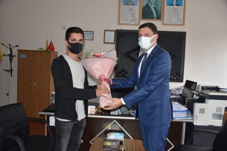 Kaymakam Mehmet Faruk Saygın, azarladığı öğretmeni ziyaret etti