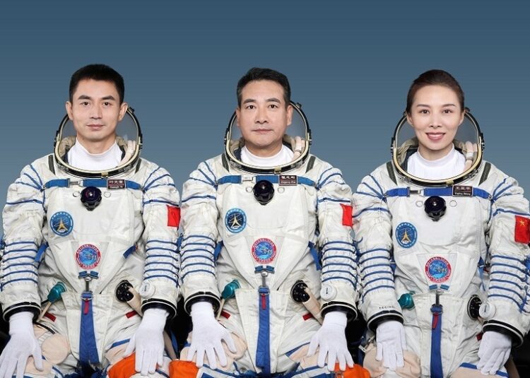 Çin’in Shenzhou-13 insanlı uzay aracının uzay yolculuğu başladı