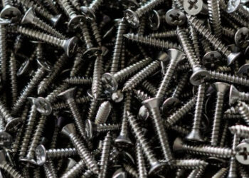 Midesinden kilolarca vida ve çivi çıktı