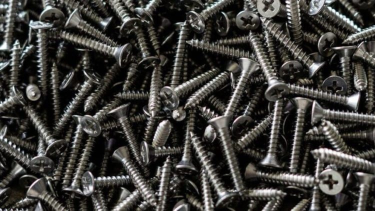 Midesinden kilolarca vida ve çivi çıktı