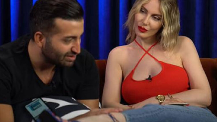 Stüdyoda ilginç anlar: Ayağını okşayarak iltifat yağdırdı