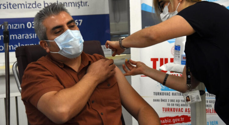 Turkovac, hatırlatma dozu ilk gönüllüye uygulandı!