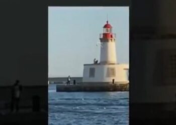 Deniz fenerinin üstünde cinsel ilişkiye girdiler