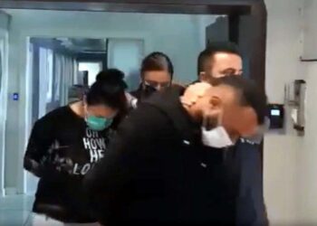 Eşine sarkıntılık yapan arkadaşını döverek öldürdü