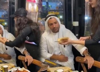 Tepki çeken tanıtım: Arap müşterilere elleriyle yemek yedirdiler