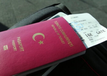 Pasaport krizi: Teslimat süresi uzadı, uçak biletleri yandı
