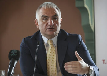 Bakan Ersoy, HDP milletvekillerine Kürtçe kitap verdi