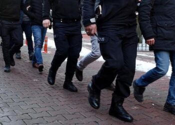 Diyarbakır’da 14 siyasetçi ve sendikacı tutuklandı