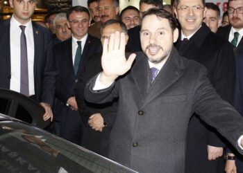 Berat Albayrak Paris’te ortaya çıktı: Fotoğrafları gündem oldu!