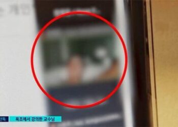 Kamerası yanlışlıkla açılan profesörün dersi küvetten işlediği ortaya çıktı