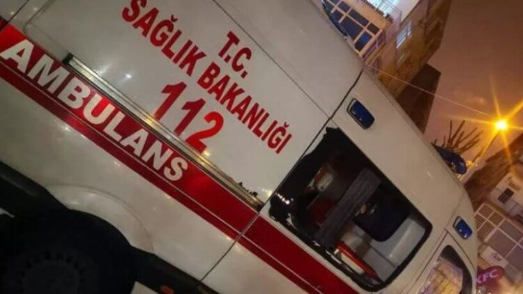 Ambulans görevlileri, 82 yaşındaki yatalak kadını bahçede betona bırakıp gitti