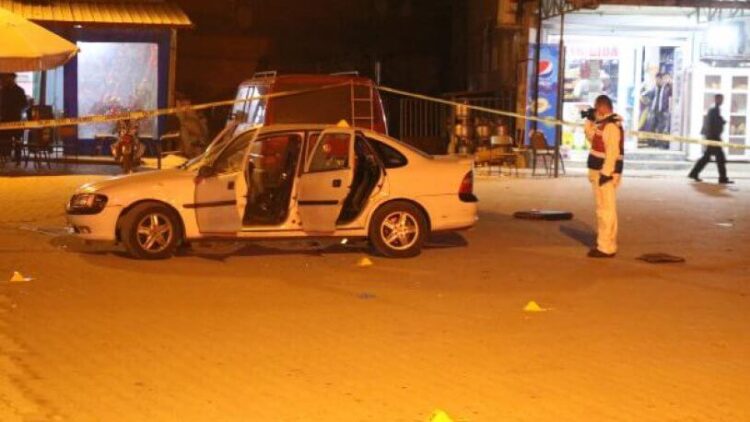 Boşanma husumetinden dolayı aileye kurşun yağdırdı: Çok sayıda ölü var
