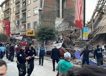 Malatya’da bina çöktü: Çok sayıda kişi enkaz altında!