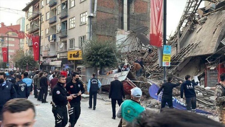 Malatya’da bina çöktü: Çok sayıda kişi enkaz altında!