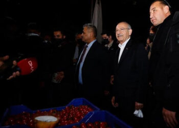 Kılıçdaroğlu’na esnaftan şarkılı ağırlama: ‘Alem buysa başkan sensin’