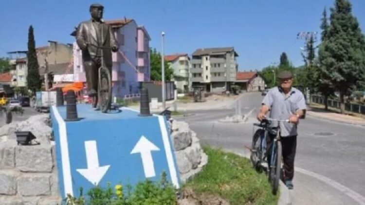 Bisikletiyle heykeli dikilen İsmail Zengin hayatını kaybetti