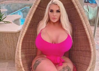 Göğüsleri için servet harcayan kadın ayakkabılarını bile bağlayamıyor