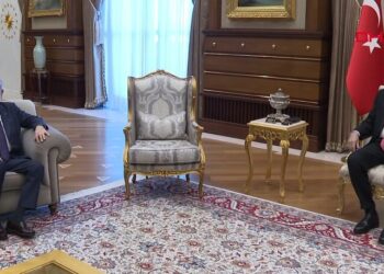Karamollaoğlu, Erdoğan ile görüşmesinde neden kanepeye oturduğunu açıkladı!