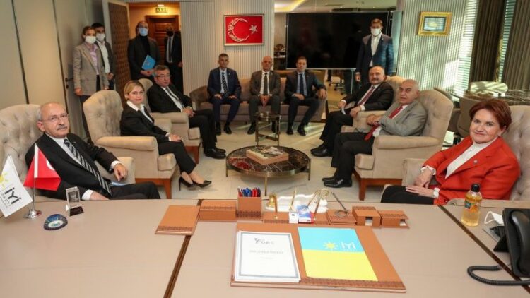 Kılıçdaroğlu ziyaretinde Akşener’in masasında dikkat çeken ayrıntı