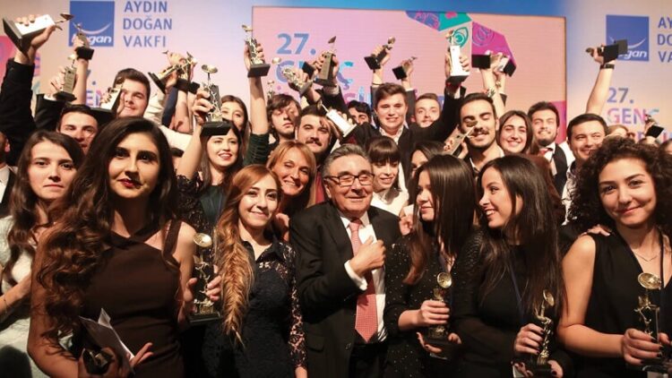 Aydın Doğan Vakfı’nın töreninde AKP’li gazeteci krizi